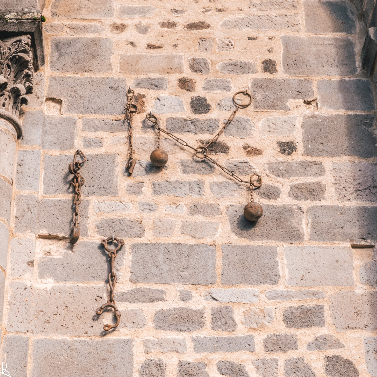 Les fers de la basilique Notre-Dame des fers d'Orcival